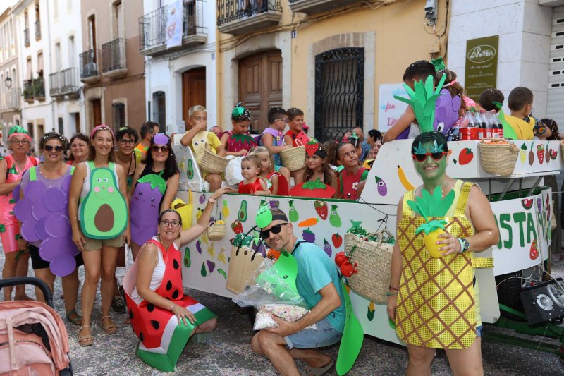 Les carrosses de Gata omplin el recorregut d’enginy, confeti,… i crítiques per l’entrada de bous “sorpresa” Les carrosses de Gata omplin el recorregut d’enginy, confeti,… i crítiques per l’entrada de bous “sorpresa”